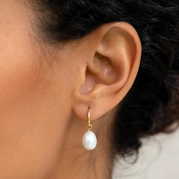 14k Gold Rice Pearl Huggie Earrings - Juliette from Linjer